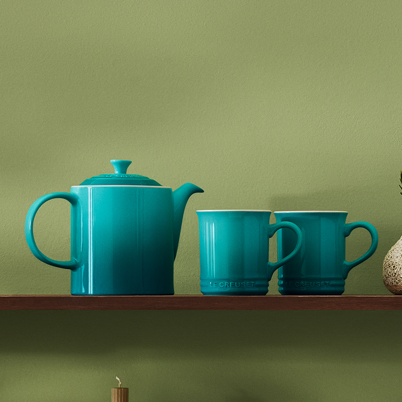 Th&eacute;i&egrave;re et ensemble de quatre tasses classiques